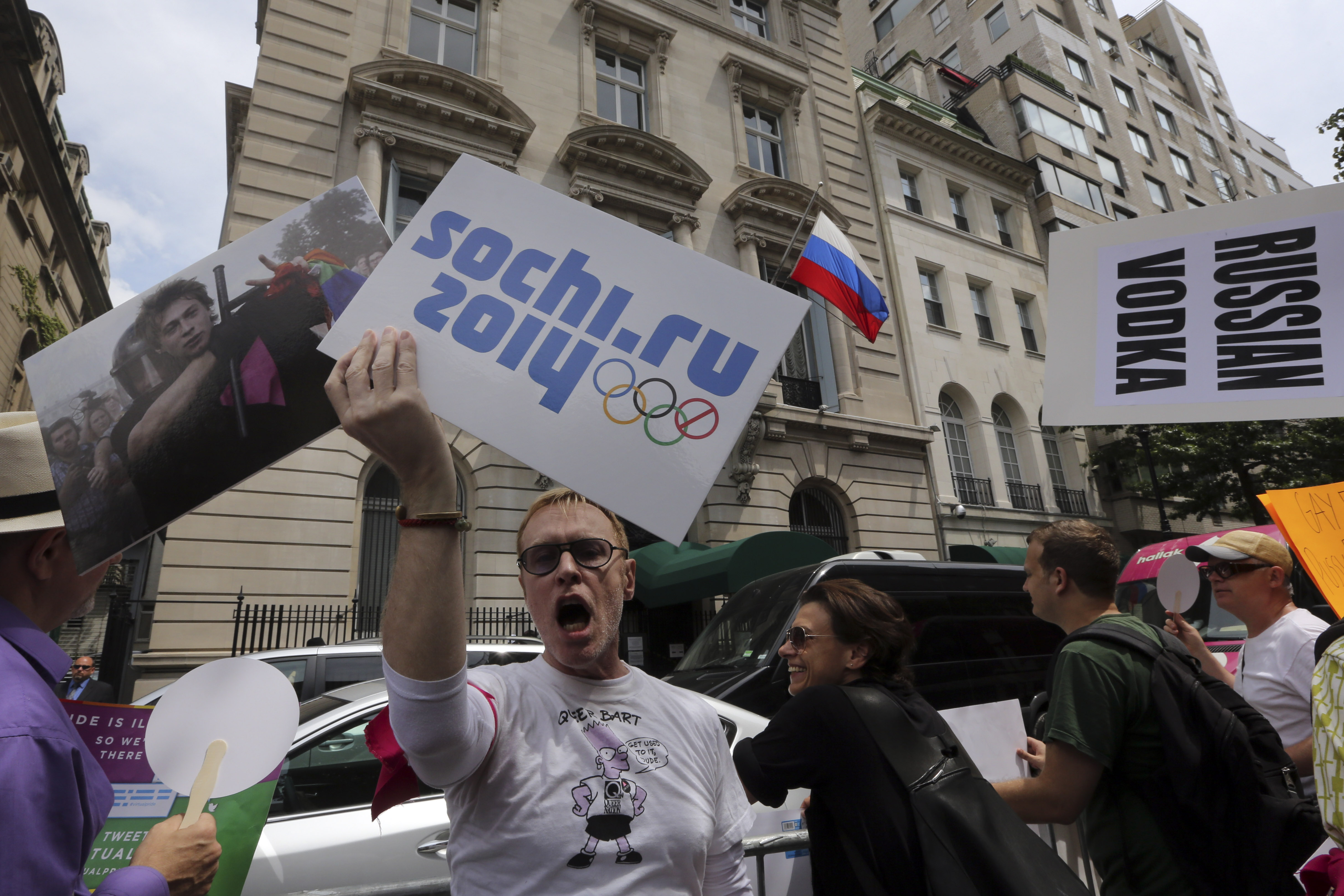 31 July 2013, United States. LGBT rights activist Ken Kidd demonstrates in front of the Russian consulate in New York.