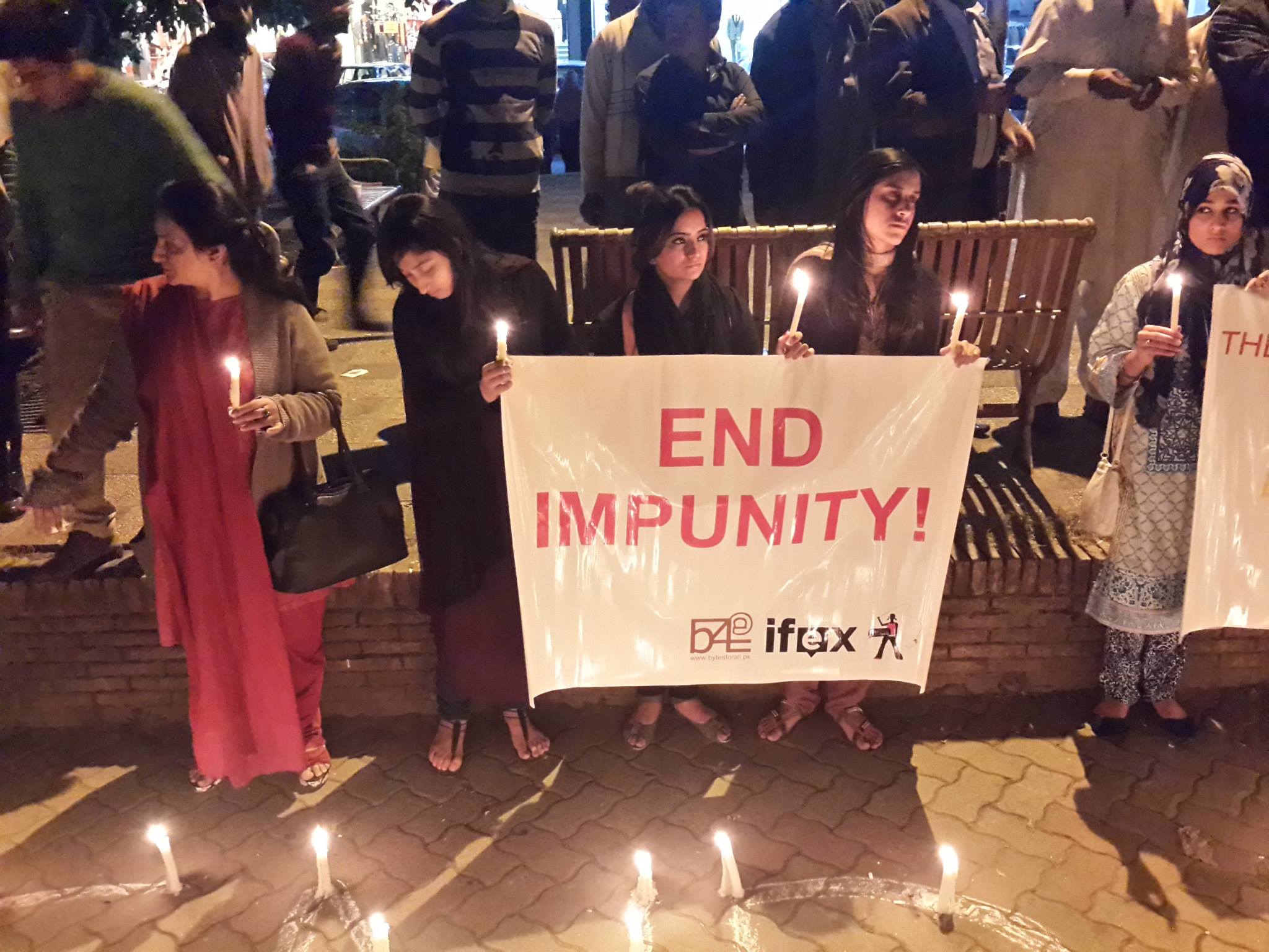 Vigilia con velas de Bytes for All en solidaridad con la Campaña para Acabar con la impunidad de IFEX, y la campaña TakeBackTheTech, 26 de noviembre 2014