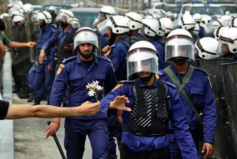 Un manifestante pacífico le ofrece una flor a un policía durante una manifestación el 13 de marzo de 2011 en Bahréin