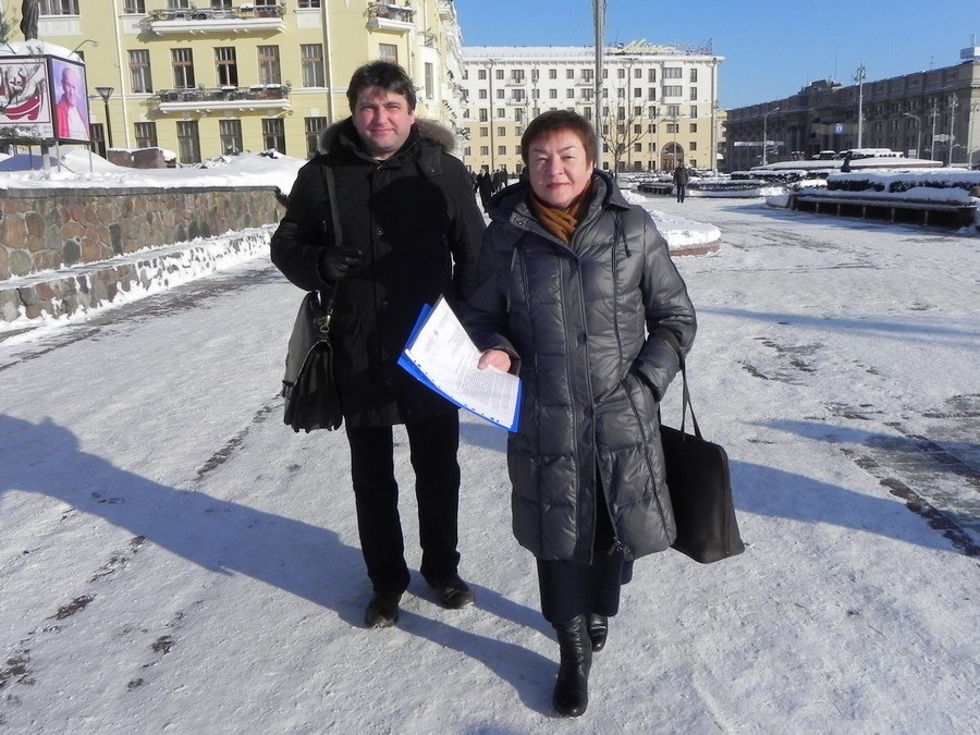 اندريه باستونيتس، رئيس رابطة الصحفيين في روسيا البيضاء وزهانا لاتيفينا، عضوة في مجلس إدارة رابطة الصحفيين في روسيا البيضاء. التقطت الصورة في عام 2013