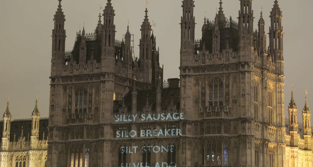 Les noms de code de l'État espion projetés sur les édifices du Parlement britannique, novembre 2014