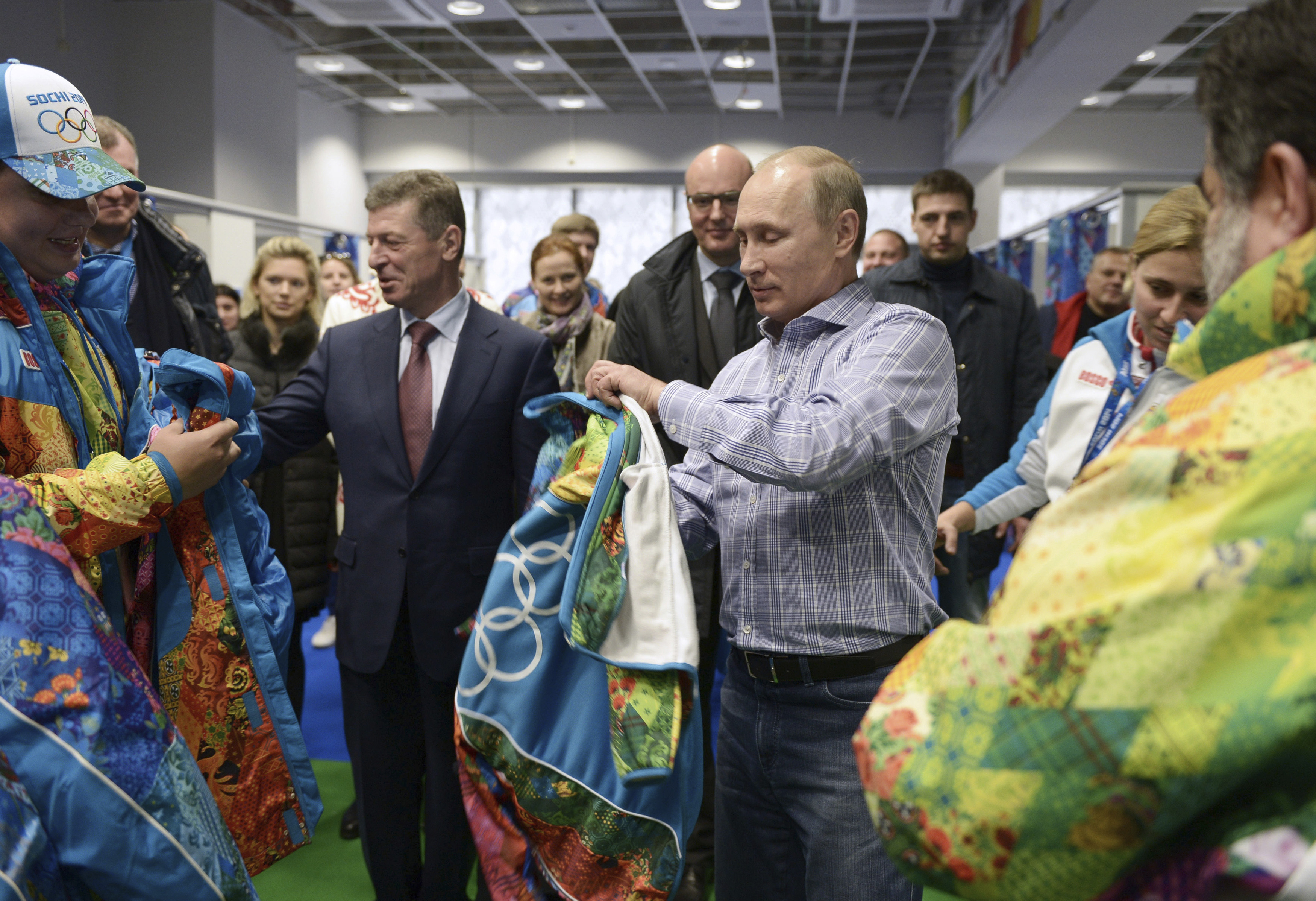 Russia's President Vladimir Putin visits an Olympic volunteer's centre in Sochi, 4 January 2014.