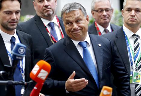 رئيس الوزراء الهنغاري فيكتور اوربان يتفاعل لدى وصوله قمة قادة الاتحاد الأوروبي الاستثنائية بشأن أزمة المهاجرين، في بروكسل، 23 أيلول 2015