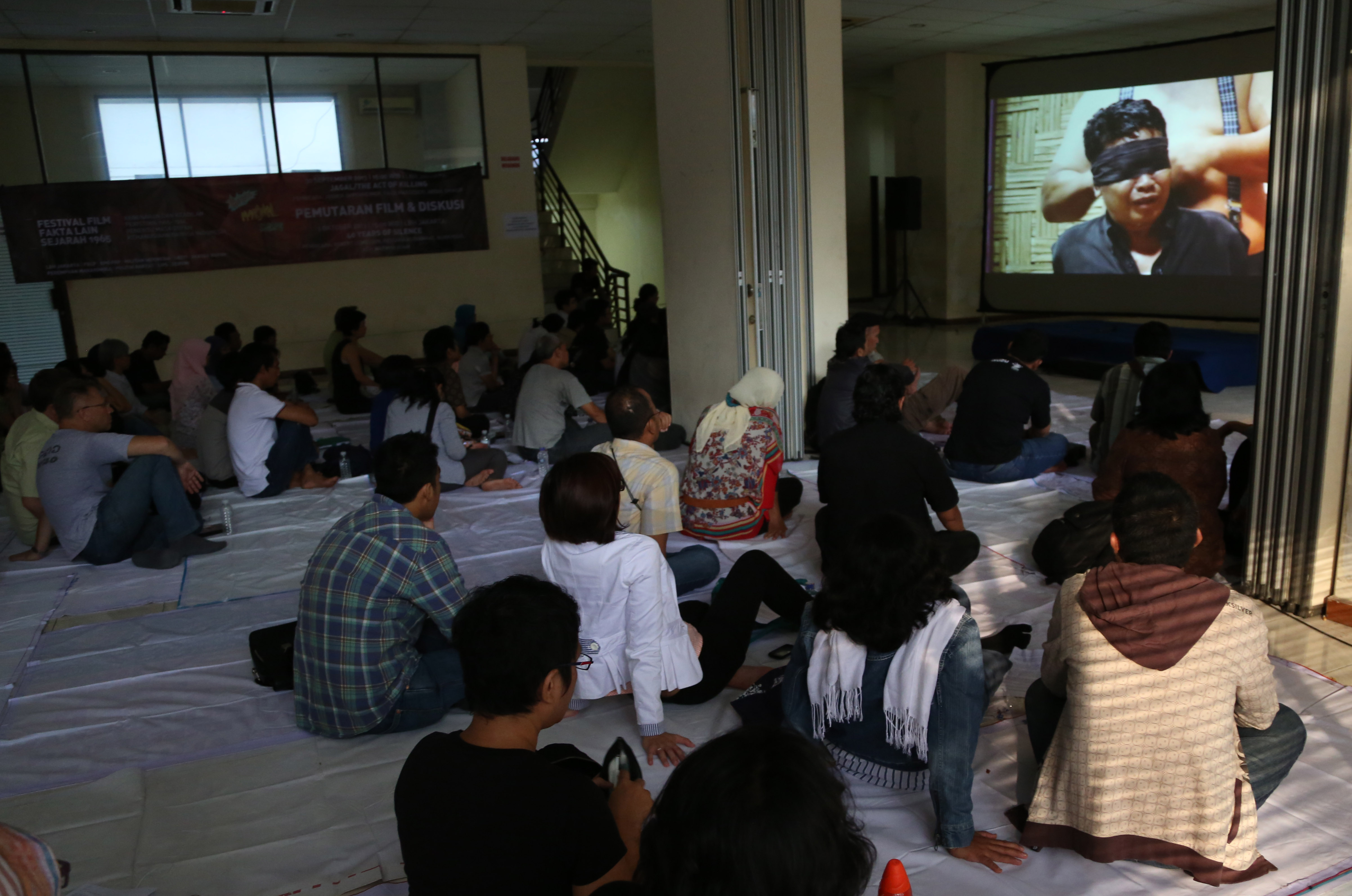 Des gens regardent le film documentaire «The Act of Killing » (l'acte de tuer) à Jakarta, en Indonésie