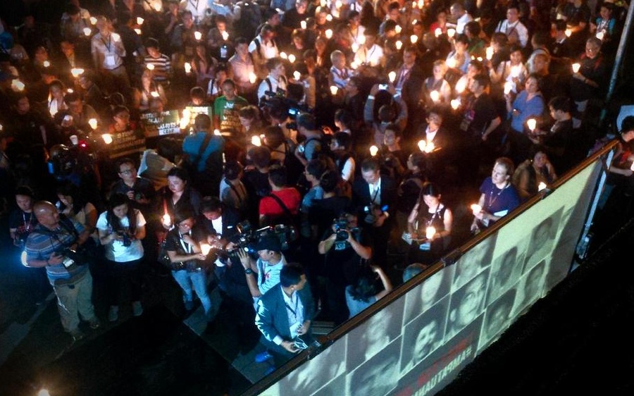 Individuals and media attended the candle vigil in EDSA Shrine in Quezon City, Manila on 23 November 2014