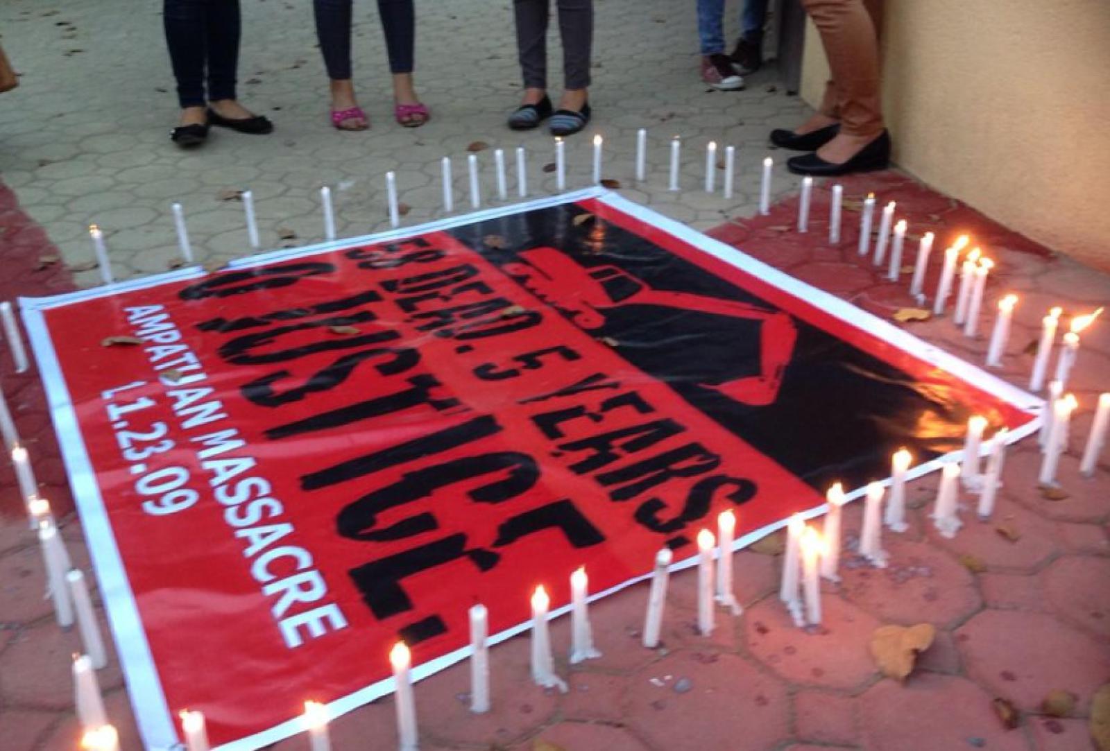 Des chandelles de solidarité sont allumées pour commémorer le cinquième anniversaire du Massacre d’Ampatuan à Dagupan City, aux Philippines