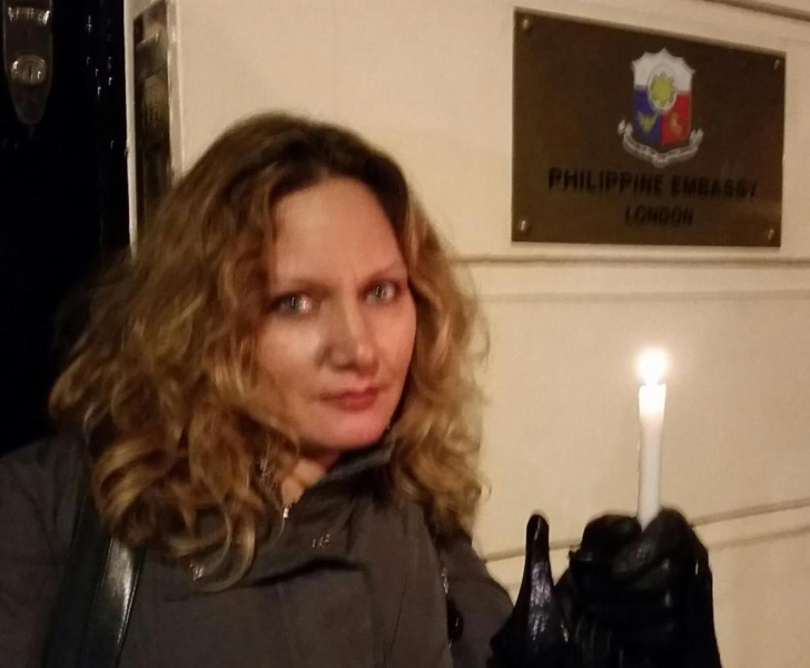 Un grand nombre de personnes ont montré leur soutien à la campagne Un million de chandelles hors de rassemblements organisés. Elisabeth Witchel, du CPJ, a fait briller une flamme de solidarité à l’ambassade des Philippines à Londres, au Royaume-Uni, le 23 novembre 2014