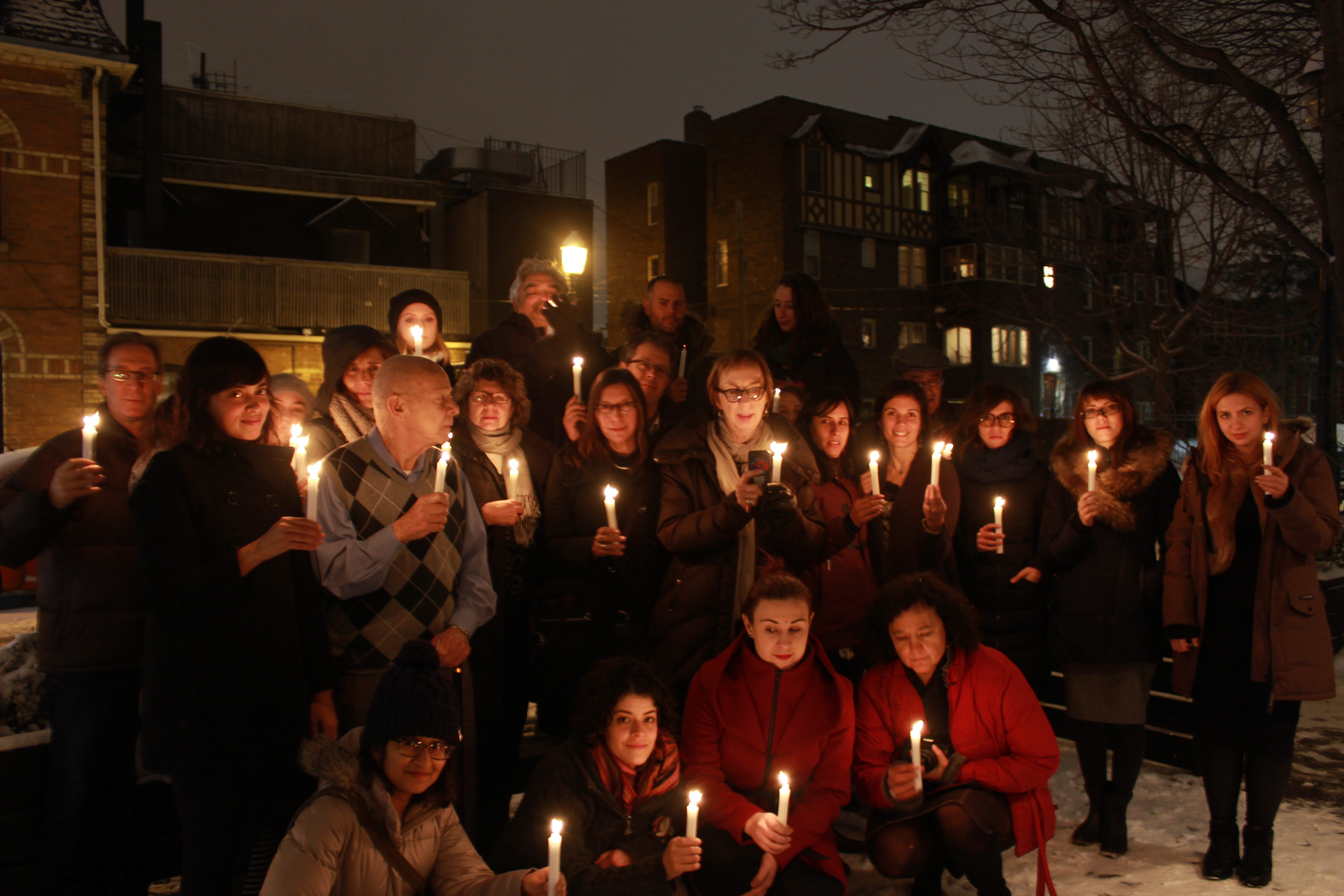 Le personnel de l’IFEX et des partisans se sont rassemblés pour une veille aux chandelles le 19 novembre 2014 à Toronto afin d’affirmer leur solidarité avec la campagne Un million de chandelles qui a précédé l’anniversaire du Massacre d’Ampatuan