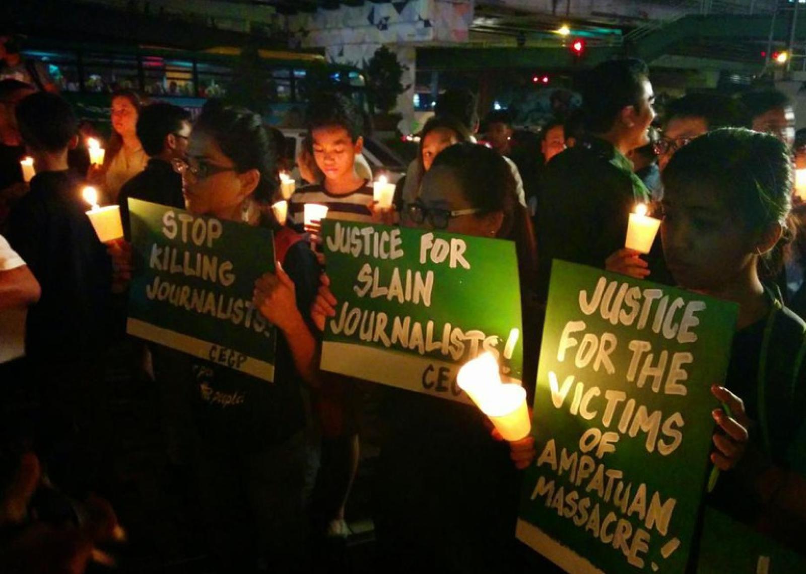 Des membres de la Guilde des rédacteurs de collège (College Editors Guild) des Philippines se sont rassemblés le 23 novembre 2014 à Manille pour honorer les victimes du Massacre d’Ampatuan 