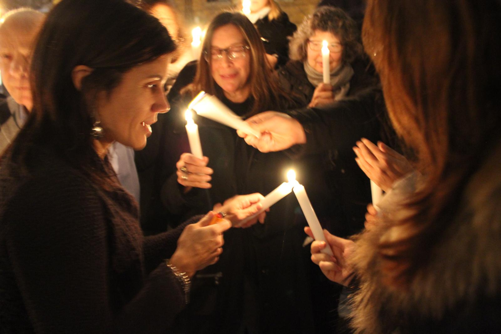 Personal IFEX y simpatizantes se reunieron en una vigilia de velas en Toronto el 19 de noviembre de 2014 y mostraron su solidaridad con la Campaña un millón de velas en días previos al aniversario de la Masacre de Ampatuan
