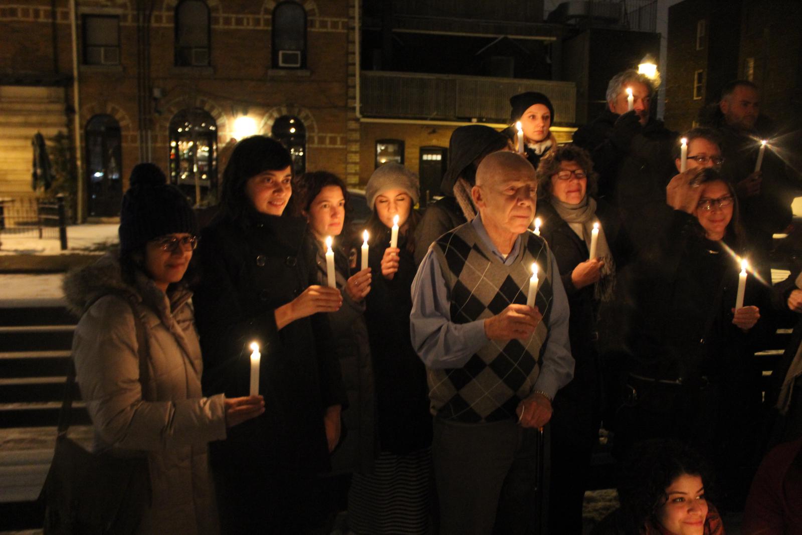 Personal IFEX y simpatizantes se reunieron en una vigilia de velas en Toronto el 19 de noviembre de 2014 y mostraron su solidaridad con la Campaña un millón de velas en días previos al aniversario de la Masacre de Ampatuan