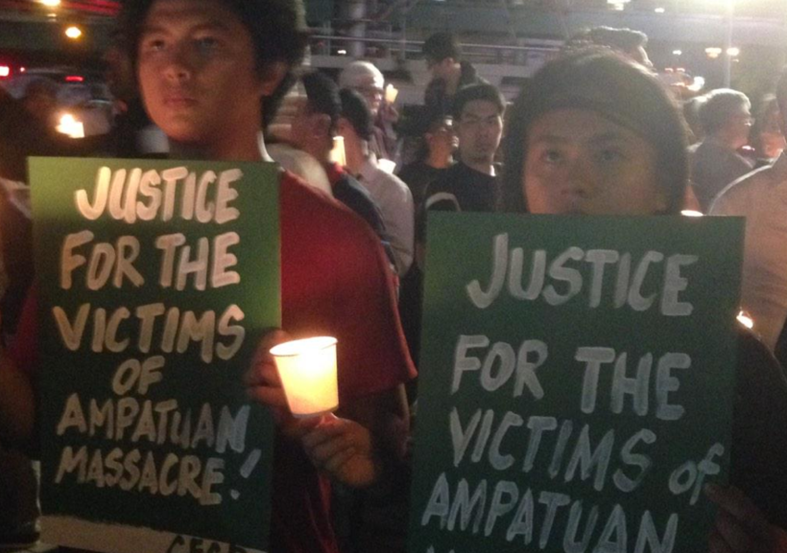 Des gens lancent des appels à la justice lors de la veille aux chandelles à Manille, le 23 novembre 2014