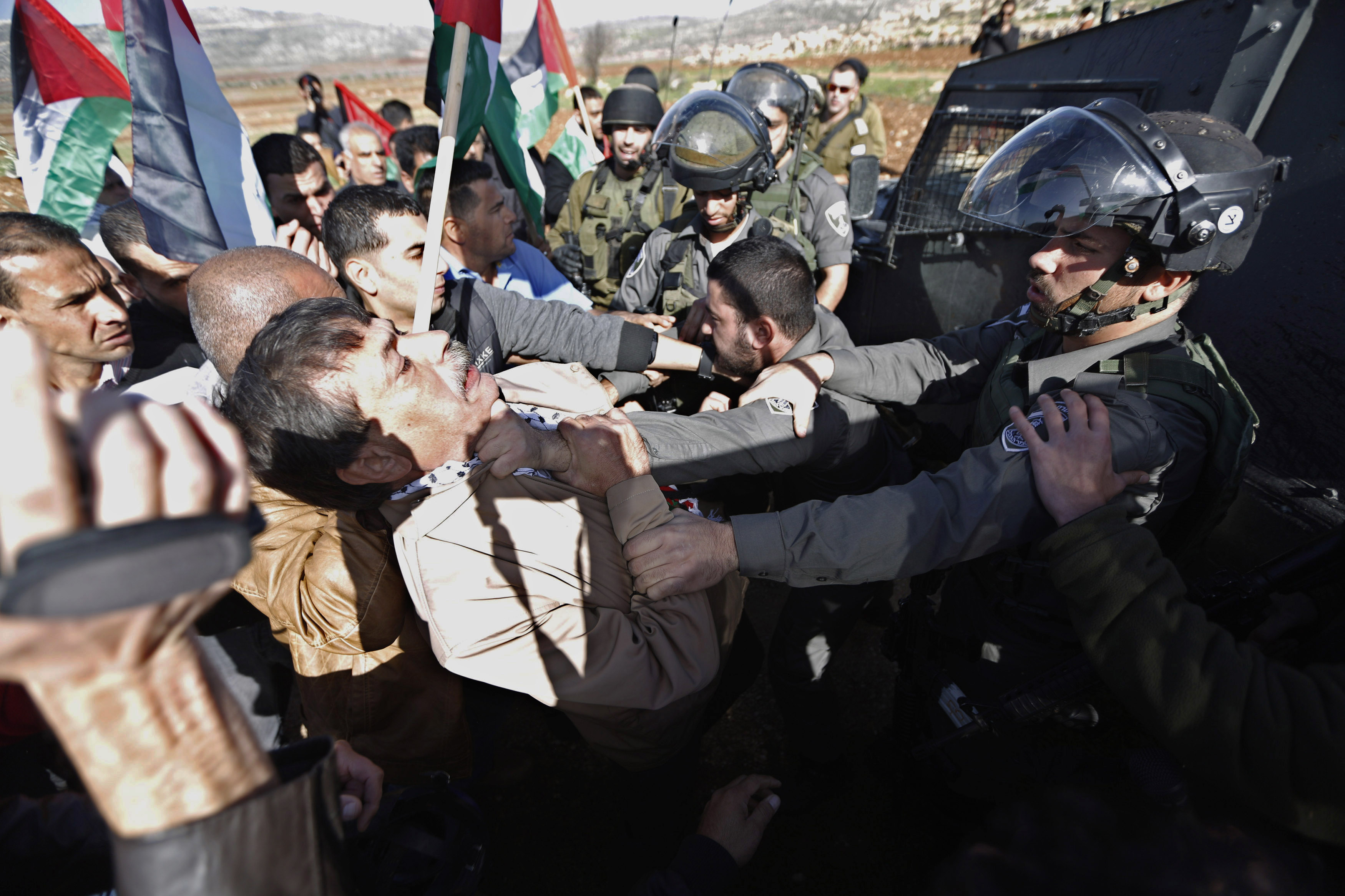 Palestinian minister Ziad Abu Ein (L) scuffles with an Israeli border policeman near the West Bank city of Ramallah December 10, 2014. Abu Ein died shortly after being hit by Israeli soldiers during a protest on Wednesday in the occupied West Bank