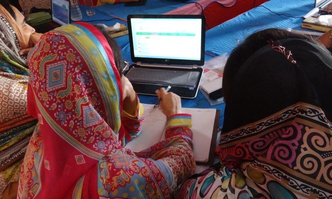 Les participants assistent à un atelier de la Fondation pour les droits numériques (FDN) sur le thème  «  Espaces en ligne sûrs pour les femmes - Hamara Internet » à Muzaffargarh, dans le Punjab du Sud